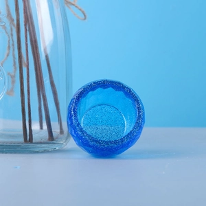Blaue, lichtdurchlässige Kunstharzschale mit Diamantschliff und glitzerndem Finish