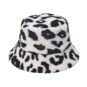 Chapeau bob d'hiver léopard noir et blanc en laine d'agneau pelucheuse