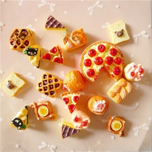Assortimento dettagliato di ciondoli in resina a forma di mini cibo, dolci e pasticcini