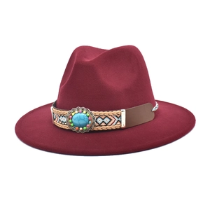 Dettaglio del cappello fedora bordeaux con fascia etnica e pietra turchese centrale