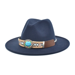 Dettaglio cappello fedora in lana blu navy con fascia boho e pietra turchese centrale