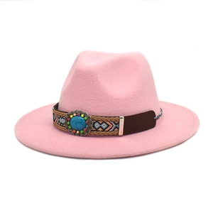 Dettaglio del cappello fedora rosa con fascia etnica tessuta e fibbia in metallo turchese