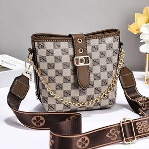 Borsa a secchiello monogramma marrone con fibbia a D dorata e tracolla jacquard alla moda