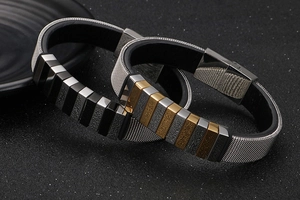 Detailaufnahme von Herren-Armband aus Edelstahlgeflecht mit Magnetverschluss und Textur-Finish