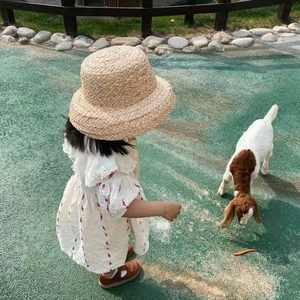 Sombrero de paja de rafia para niños con vestido de algodón de flores y mangas abullonadas