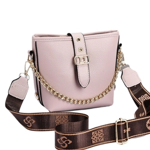 Borsa a secchiello rosa in pelle con fibbia a D dorata e tracolla larga con logo