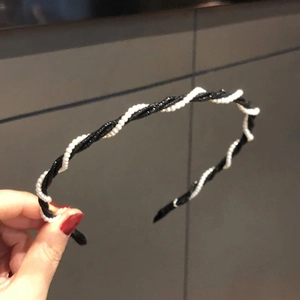 Elegante diadema trenzada en blanco y negro con perlas para accesorio de cabello mujer