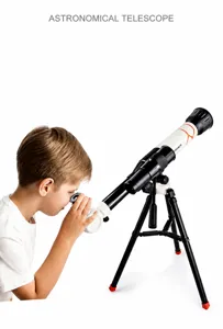 Kind gebruikt astronomische telescoop met hoge definitie en statief voor sterrenkijken
