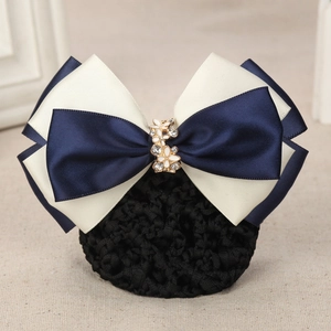 Gros plan du filet à cheveux avec nœud bleu marine et beige et boucle florale dorée