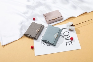 Tre portafogli minimalisti in pelle PU colori Morandi con chiusura floreale oro