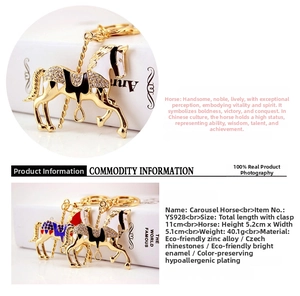 Détail du porte-clés carrousel en alliage avec strass brillants et finition émaillée
