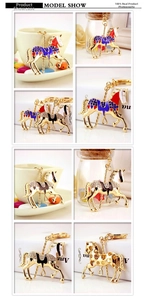 Vue détaillée des porte-clés cheval de manège colorés avec strass brillants et placage doré