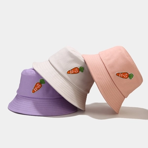 Cappelli a secchiello in cotone pastello con ricamo carota in viola, panna e rosa