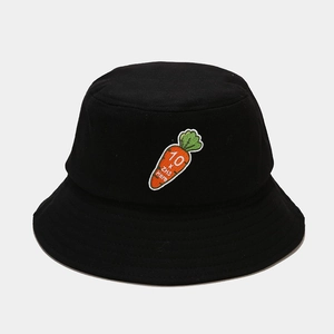Dettaglio del ricamo a carota e testo 10 x ZHS Hare su cappello a secchiello nero