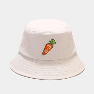 Dettaglio della toppa a carota e tesa cucita sul cappello a secchiello in beige