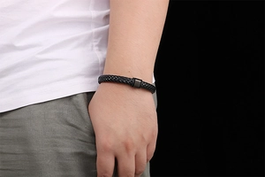 Gros plan d'un bracelet en cuir tressé noir avec fermoir magnétique noir mat pour homme