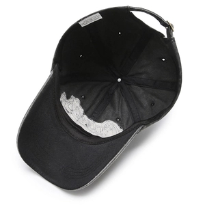 Vue intérieure de la casquette baseball noire vintage montrant le coton et la doublure