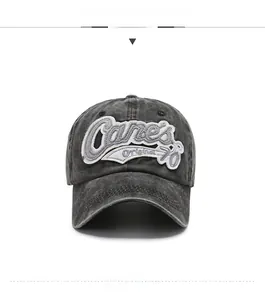 Détail d'une casquette de baseball en coton lavé anthracite avec broderie blanche 3D