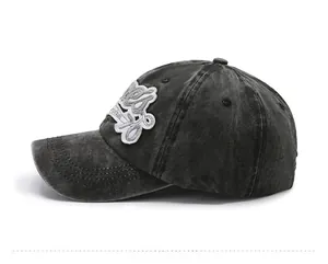 Vue latérale de la casquette vintage gris foncé avec broderie de lettres blanches en 3D