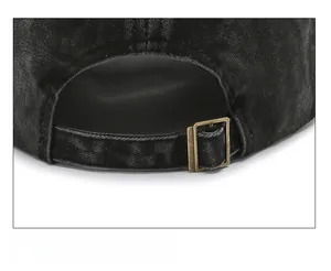 Détail de la boucle réglable en laiton sur la casquette en denim délavé rétro