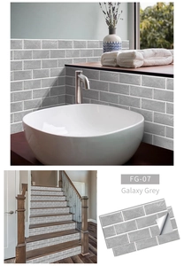 Détails de carreaux adhésifs marbre Galaxy Grey sur murs de salle de bain et escaliers
