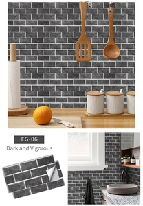 Détail du carrelage adhésif marbre gris foncé avec support décollable et usage en cuisine