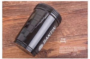 Gros plan du shaker à protéines noir translucide de 480 ml sur une surface en bois