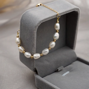 Minimalist freshwater pearl bracelet with golden chain in luxury velvet gift box