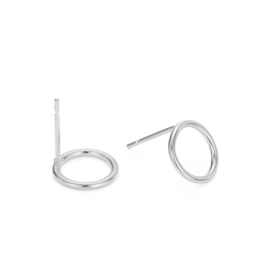 Boucles d'oreilles puces rondes argentées en acier inoxydable 316L sur fond blanc épuré