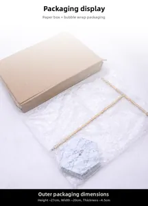 Goldener T-Ständer für Schmuck in Versandverpackung mit Luftpolsterfolie