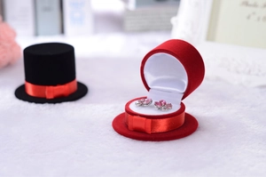 Creative top hat velvet jewelry box and pink flower stud earrings detailed display