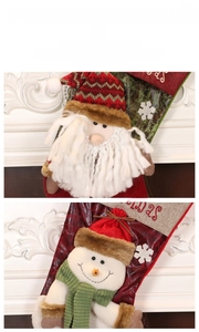 Vue détaillée de chaussettes de Noël avec Père Noël et bonhomme de neige en 3D tricoté