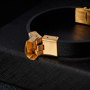 Bracciale da uomo in pelle intrecciata nera con chiusura in acciaio inossidabile dorato
