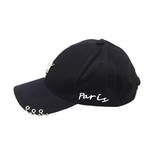 Cappellino da baseball nero in cotone con ricamo Paris e anelli metallici sulla visiera