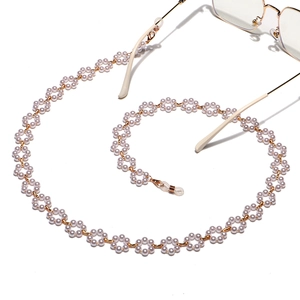 Chaîne de lunettes élégante avec fleurs en perles blanches et attaches en silicone doré