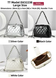 Vue détaillée de sacs cabas matelassés en noir blanc et argent avec chaîne en métal