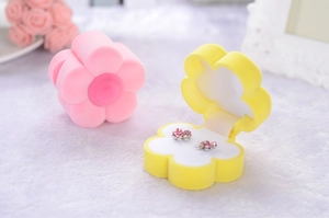 Flower-shaped jewelry boxes in pink and yellow velvet with butterfly stud earrings