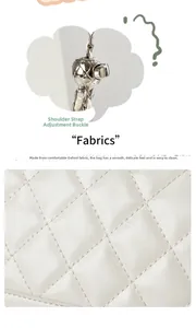 Détail du sac matelassé blanc avec boucle de réglage sphérique en métal sur la sangle