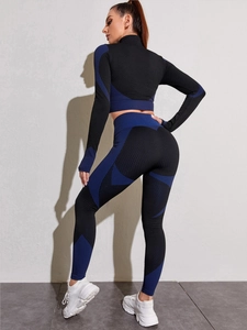 Detail der High-Waist Yoga-Leggings und Crop Top mit blauen Kontrasten und atmungsaktivem Mesh