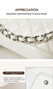 Vue macro du motif matelassé blanc et de la chaîne argentée sur le sac cabas chic