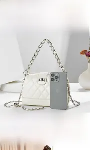 Comparaison de taille du sac bandoulière matelassé blanc avec un smartphone