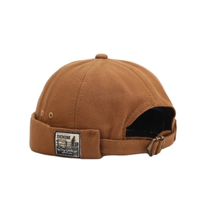 Gorro docker de lona marrón con parche vintage y correa de metal ajustable