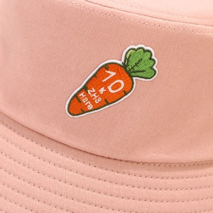 Dettaglio cappello a secchiello in cotone rosa con ricamo carota e testo 10xZH8 Hare