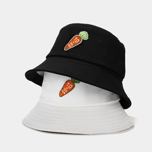Cappelli alla pescatora in cotone con ricamo di carota in nero e bianco per coppie
