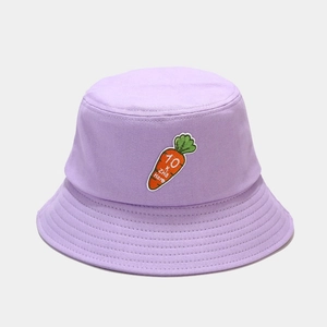 Dettaglio del cappello a secchiello in cotone lavanda con ricamo a carota e cuciture