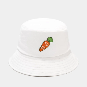 Dettaglio del ricamo a carota e cuciture pulite sul cappello a secchiello bianco