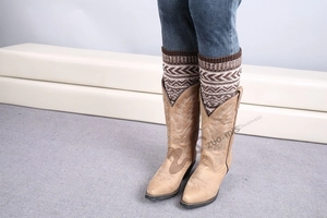 Détail de jambières en tricot bohème à motifs géométriques avec bottes brodées de style