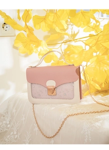 Detail of pink and beige star sequin crossbody bag with gold chain and metal lock
