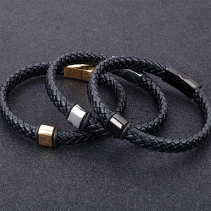 Trois bracelets punk en cuir tressé pour hommes en finitions or, argent et noir