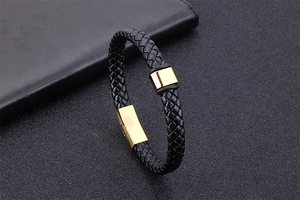Détail du bracelet en cuir tressé noir avec fermoir en acier inoxydable poli doré